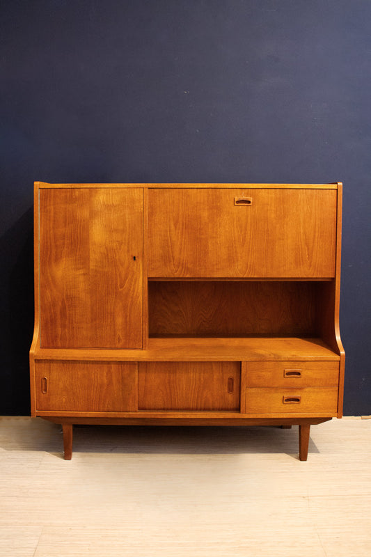 60s teak houten highboard kast met elegante verzonken handgreepjes