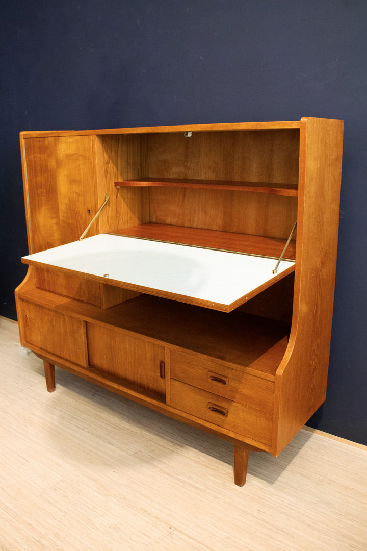 60s teak houten highboard kast met elegante verzonken handgreepjes