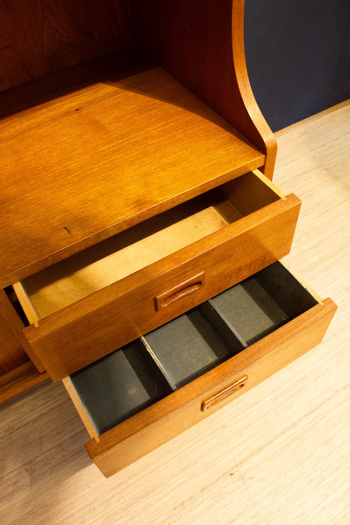 60s teak houten highboard kast met elegante verzonken handgreepjes