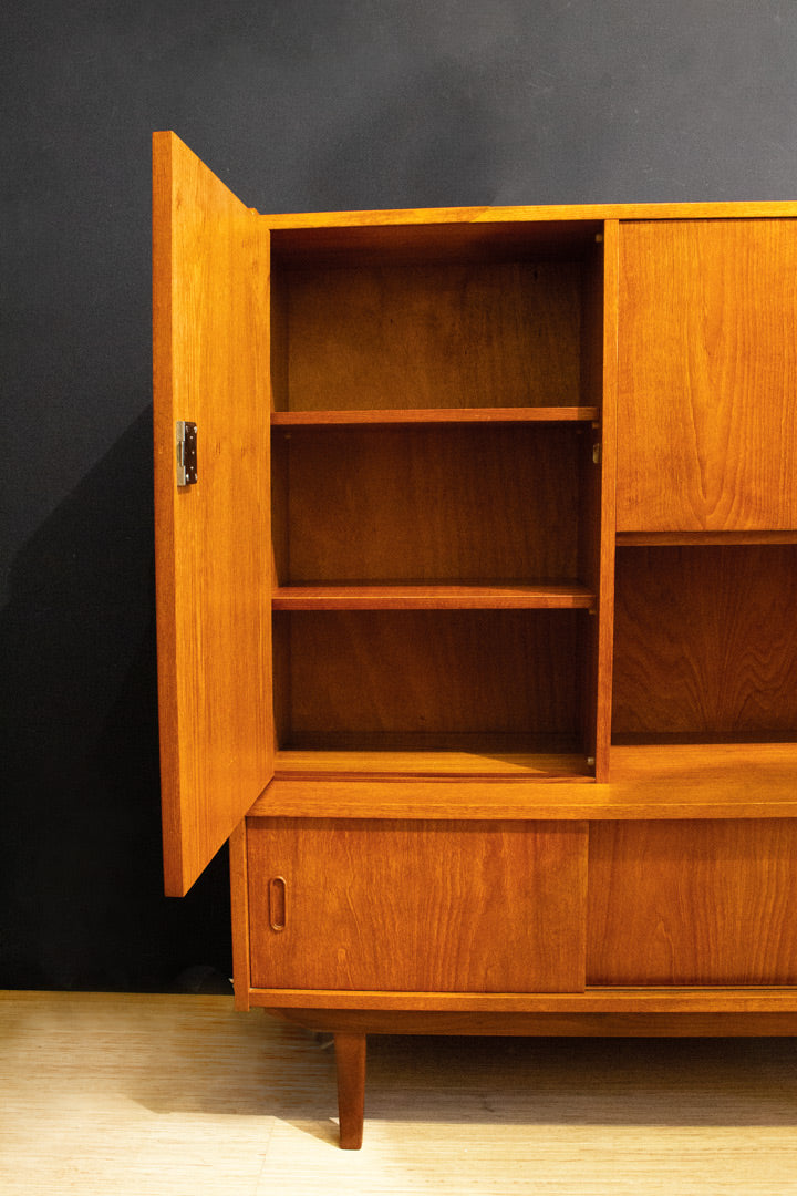 60s teak houten highboard kast met elegante verzonken handgreepjes