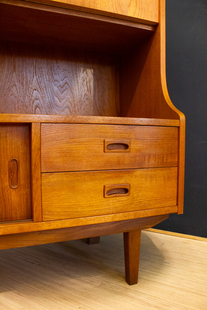 60s teak houten highboard kast met elegante verzonken handgreepjes