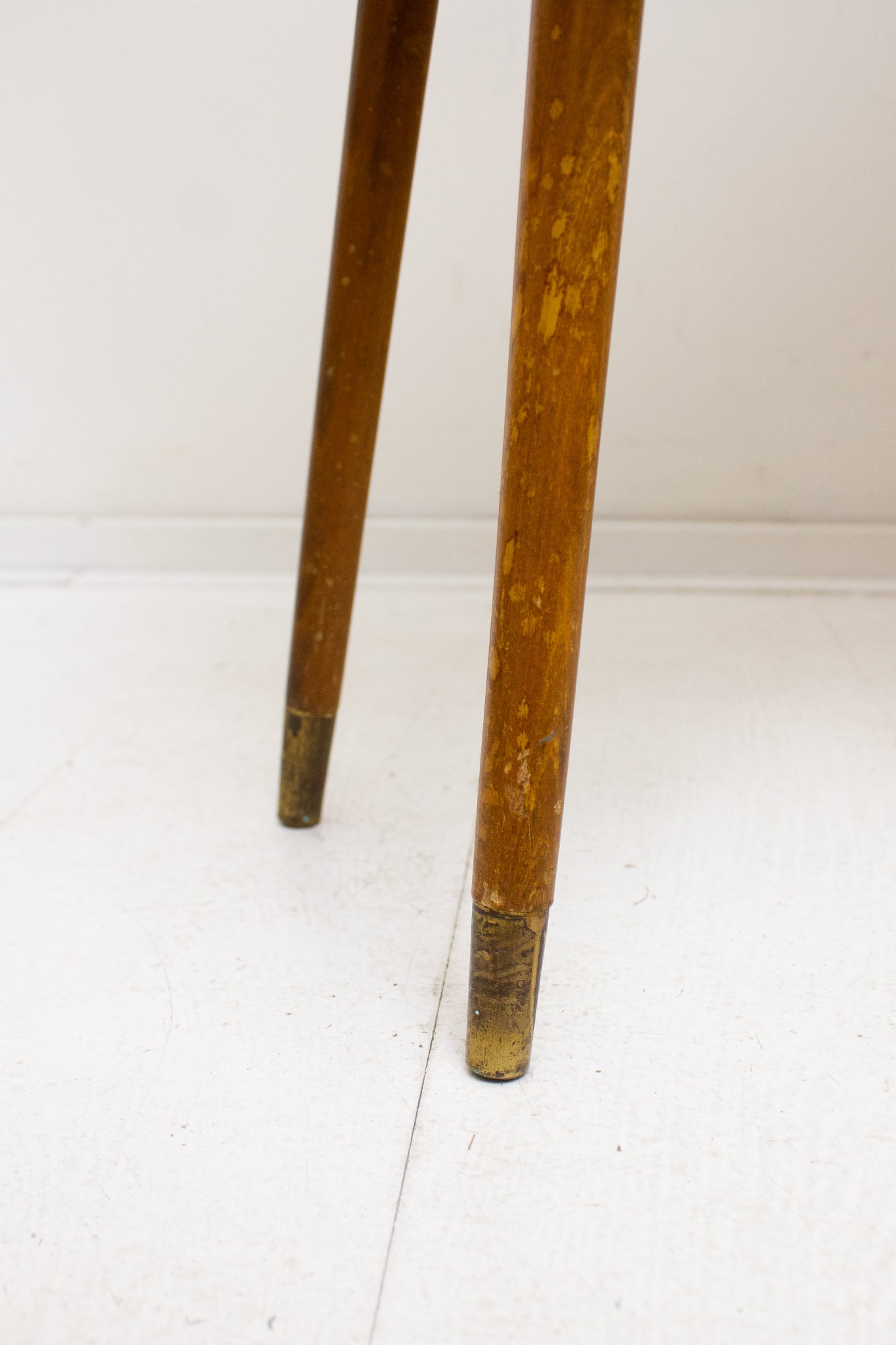 60’s houten lowboard kastje met formica blad en messing greepjes