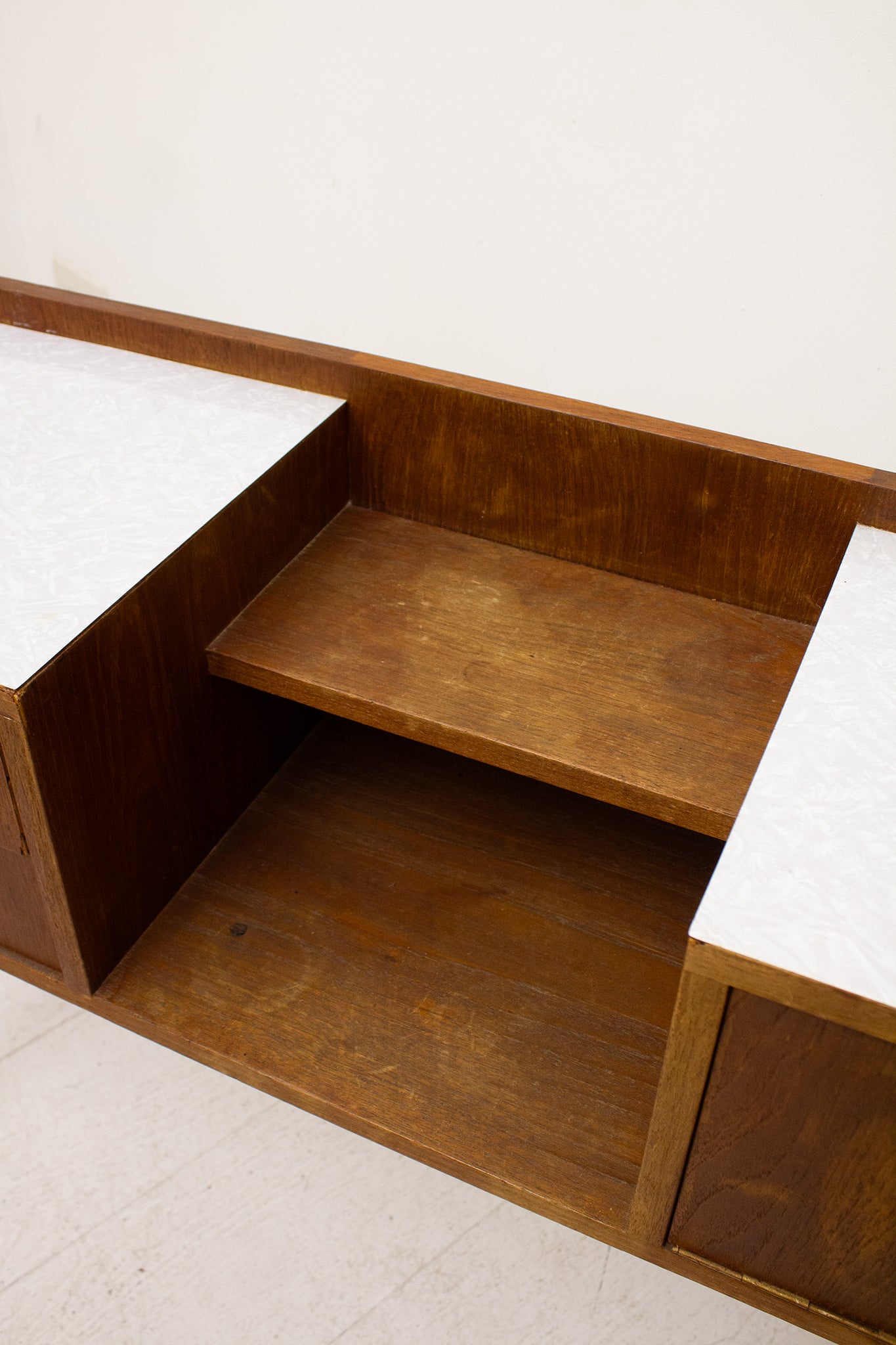 60’s houten lowboard kastje met formica blad en messing greepjes