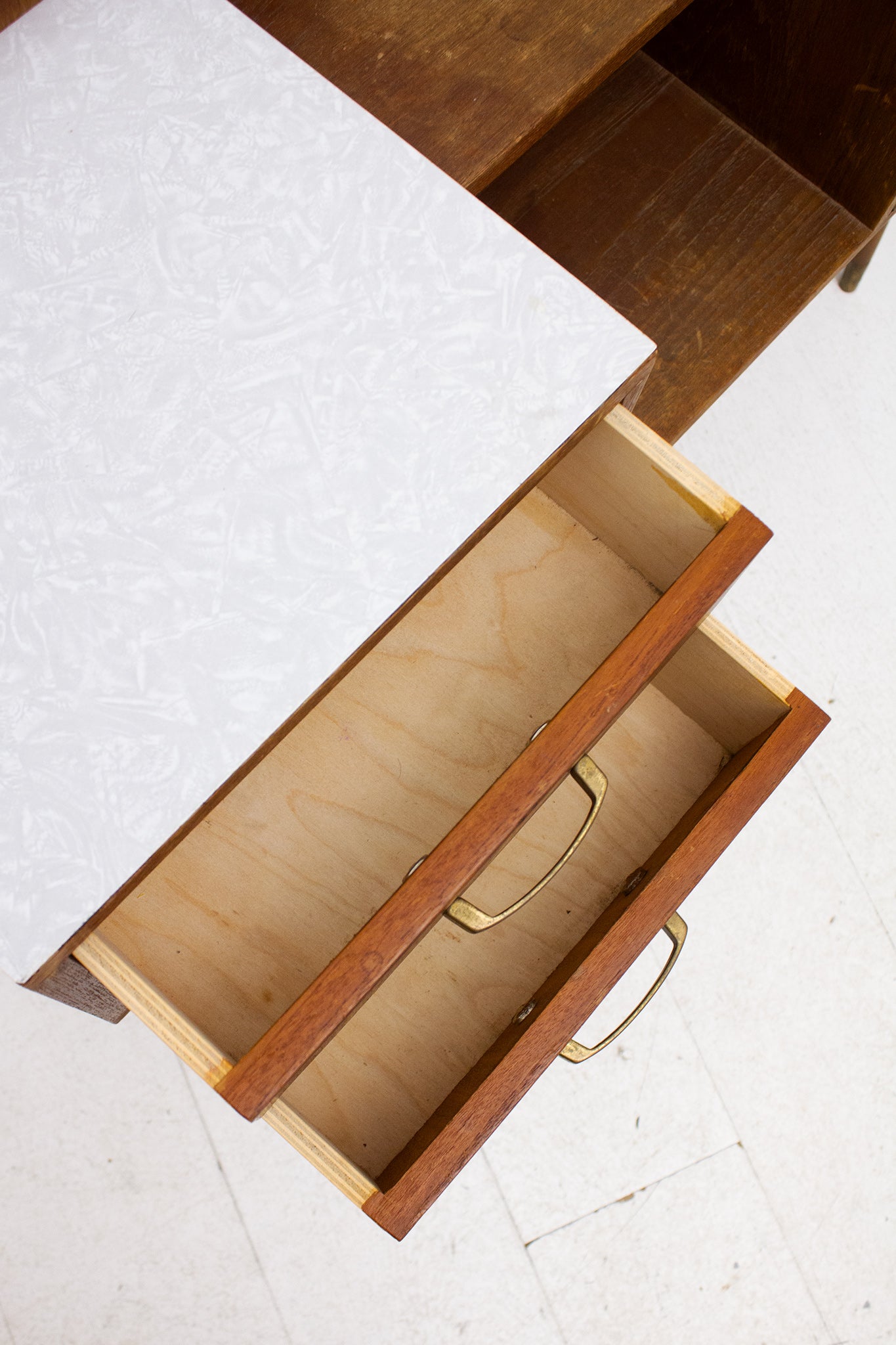 60’s houten lowboard kastje met formica blad en messing greepjes