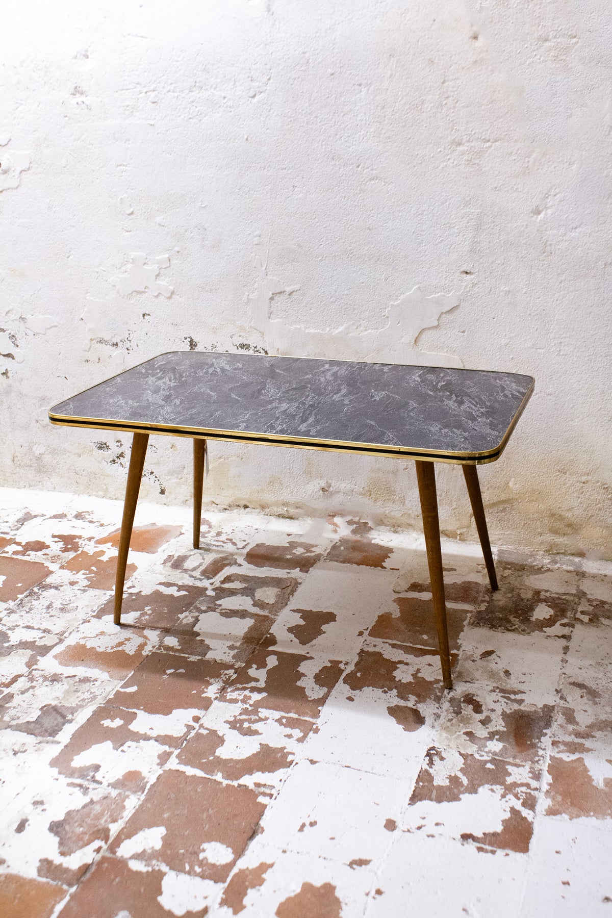 60's grijze marmerlook formica salontafel met houten poten