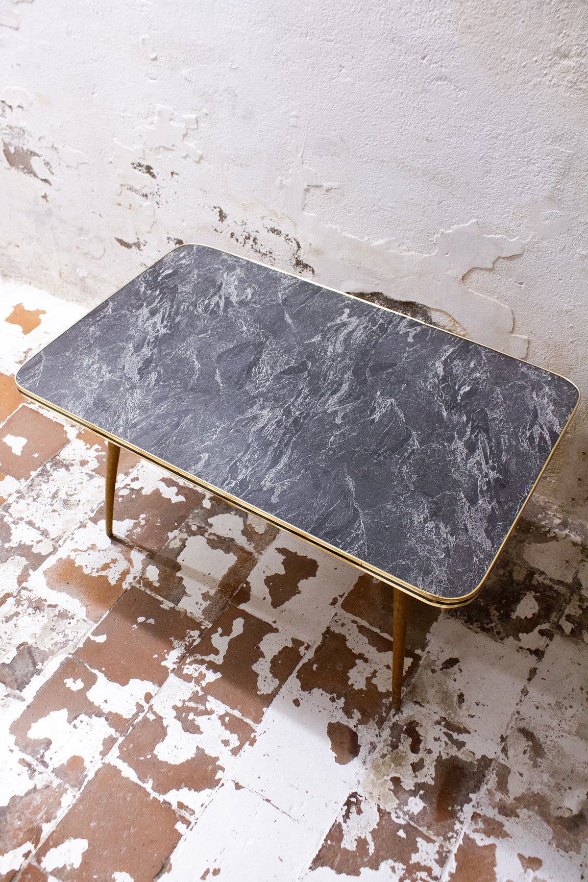 60's grijze marmerlook formica salontafel met houten poten