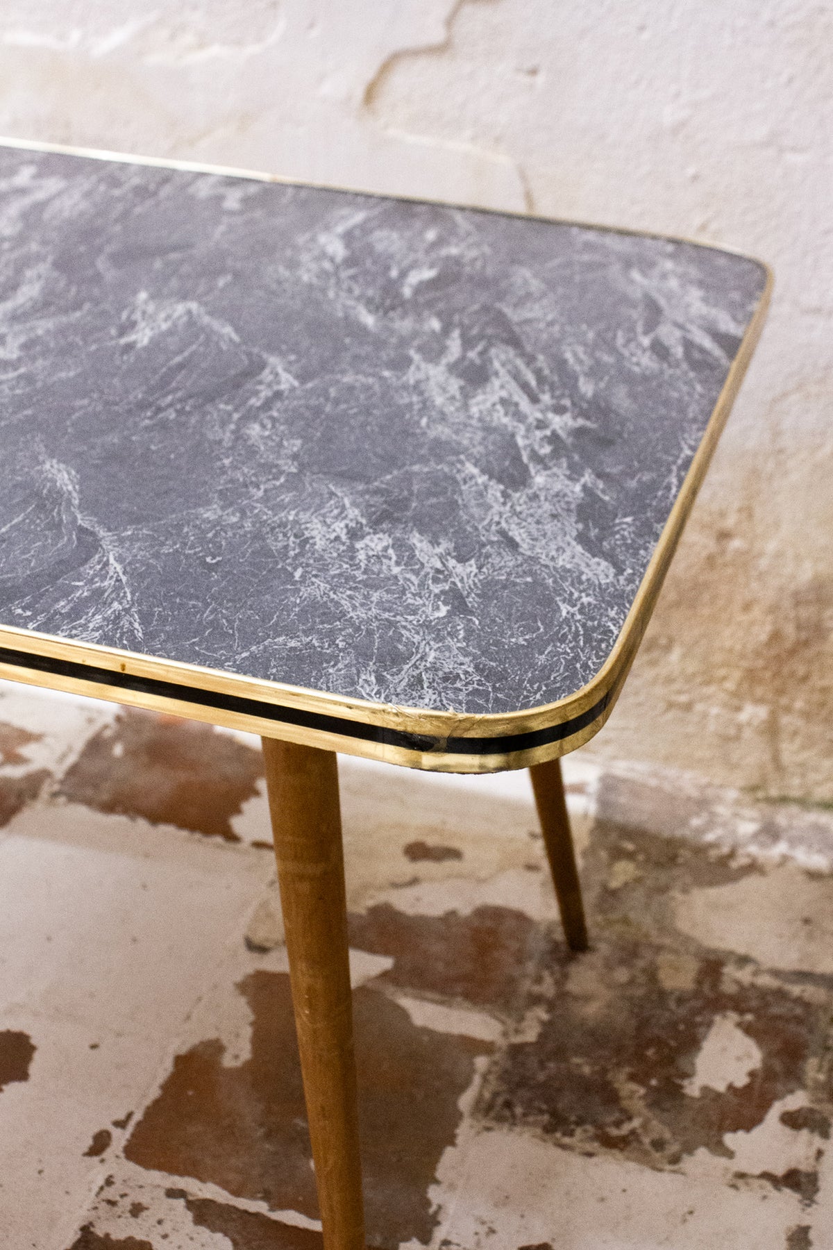 60's grijze marmerlook formica salontafel met houten poten