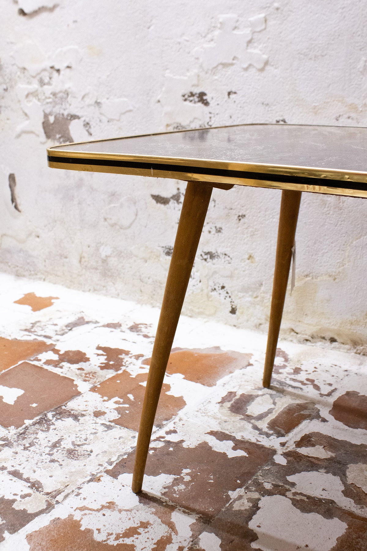 60's grijze marmerlook formica salontafel met houten poten
