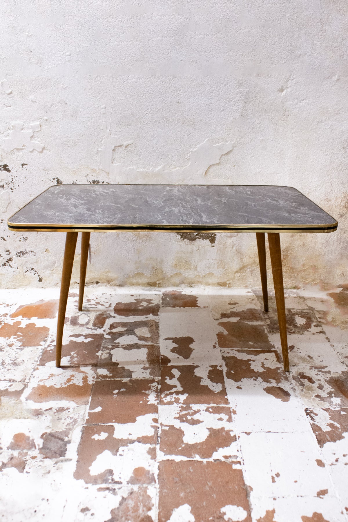 60's grijze marmerlook formica salontafel met houten poten