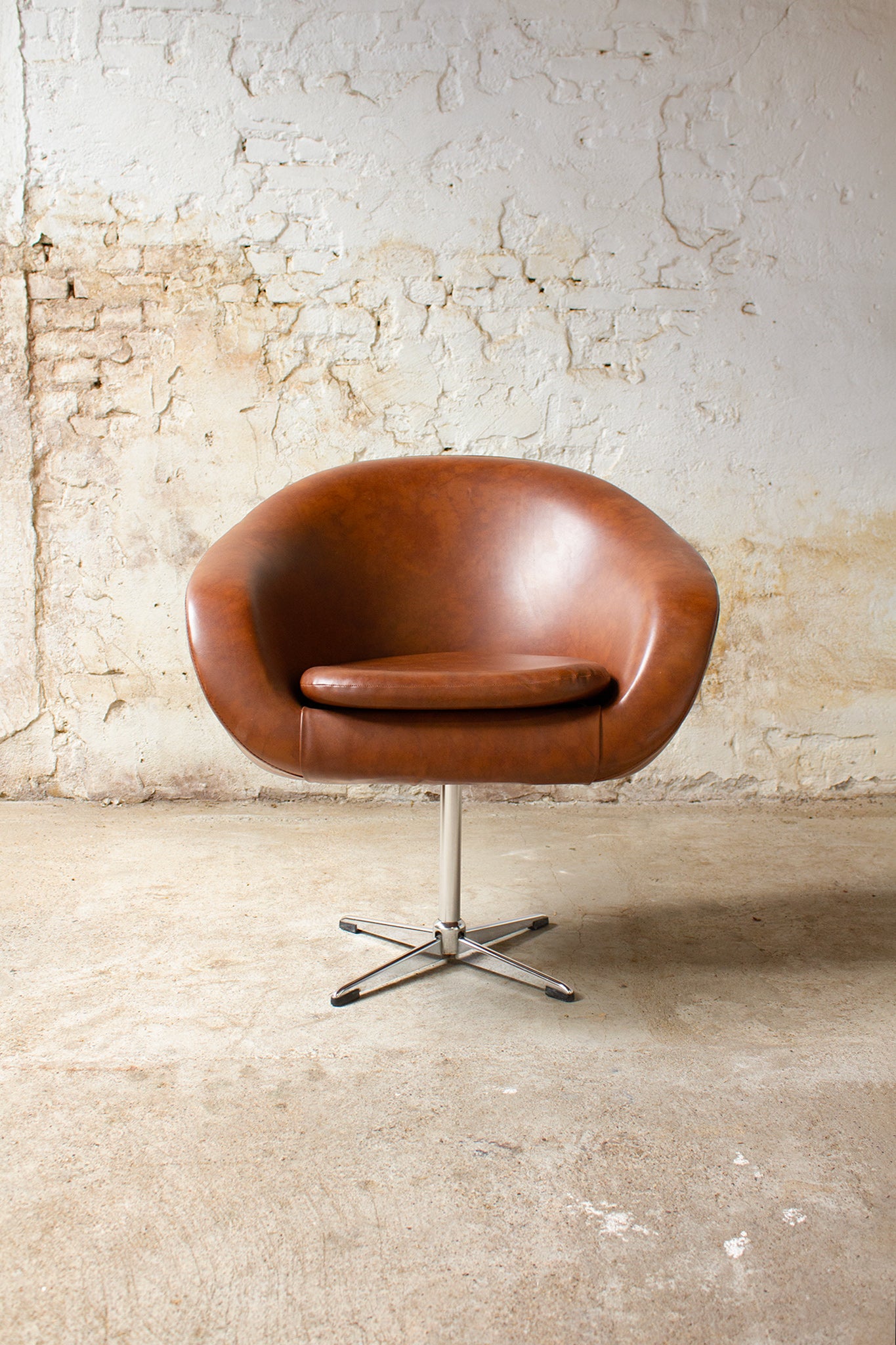 70's fauteuil / swivel chair bruin skai leer