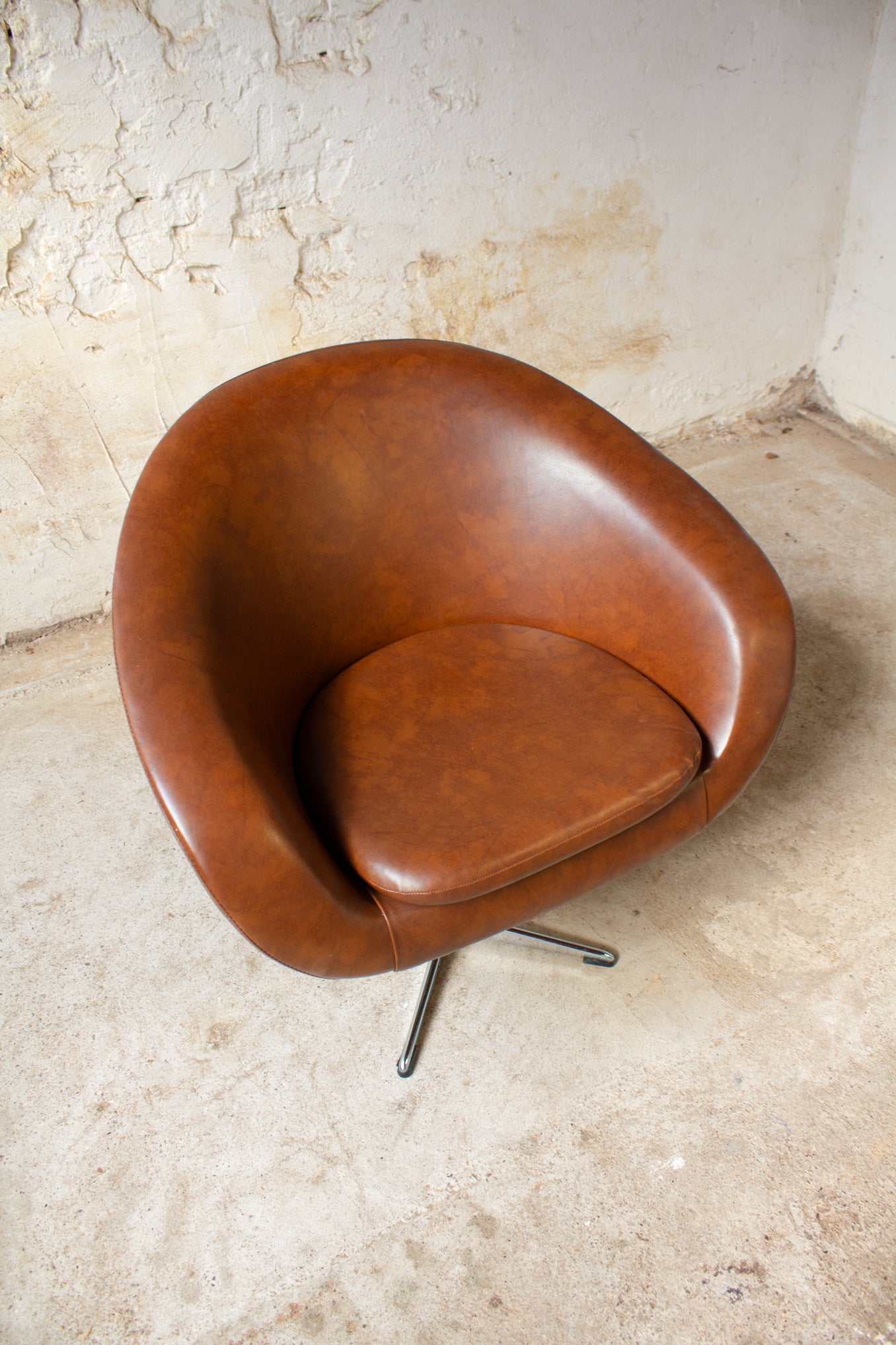 70's fauteuil / swivel chair bruin skai leer