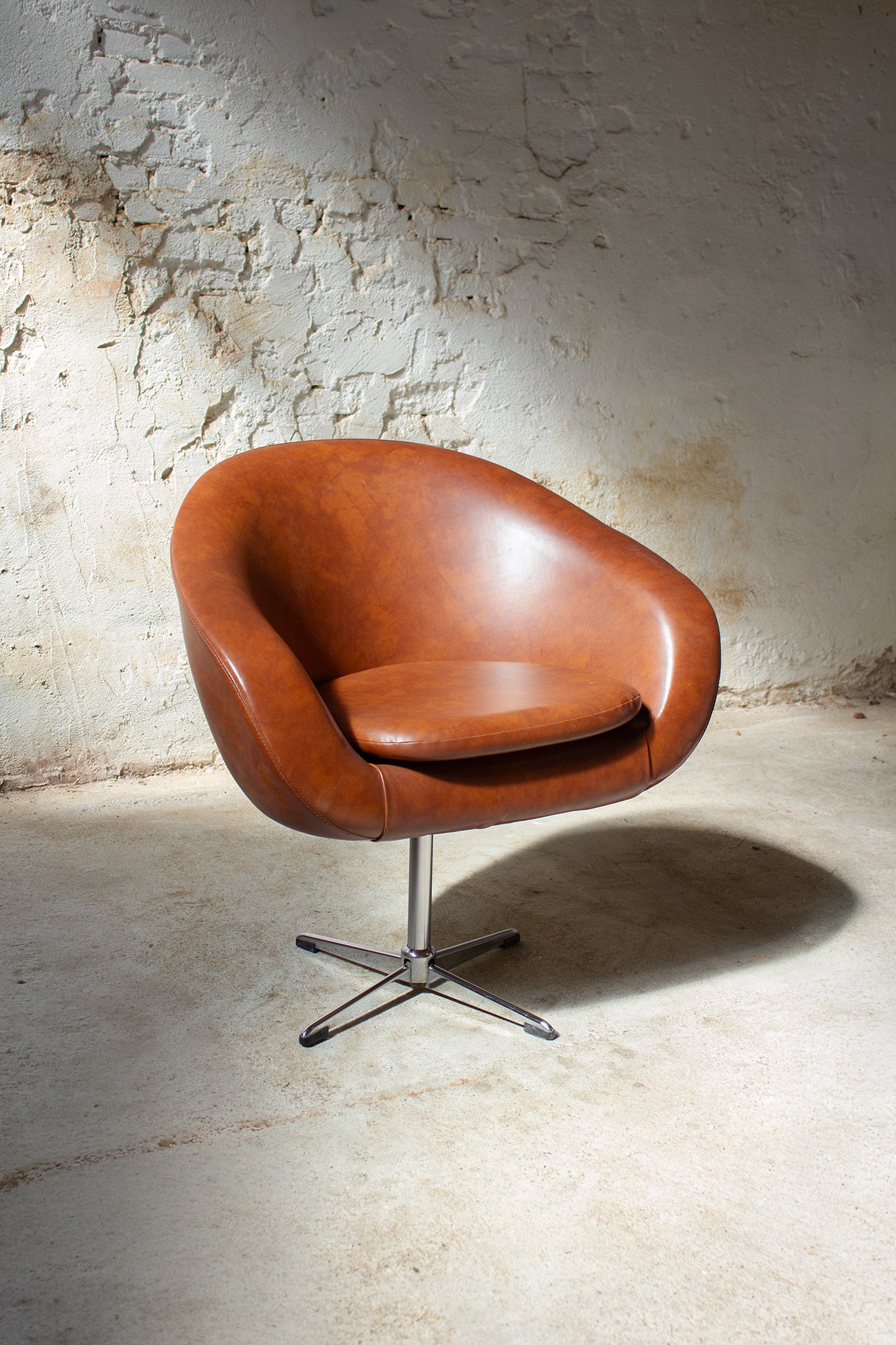 70's fauteuil / swivel chair bruin skai leer