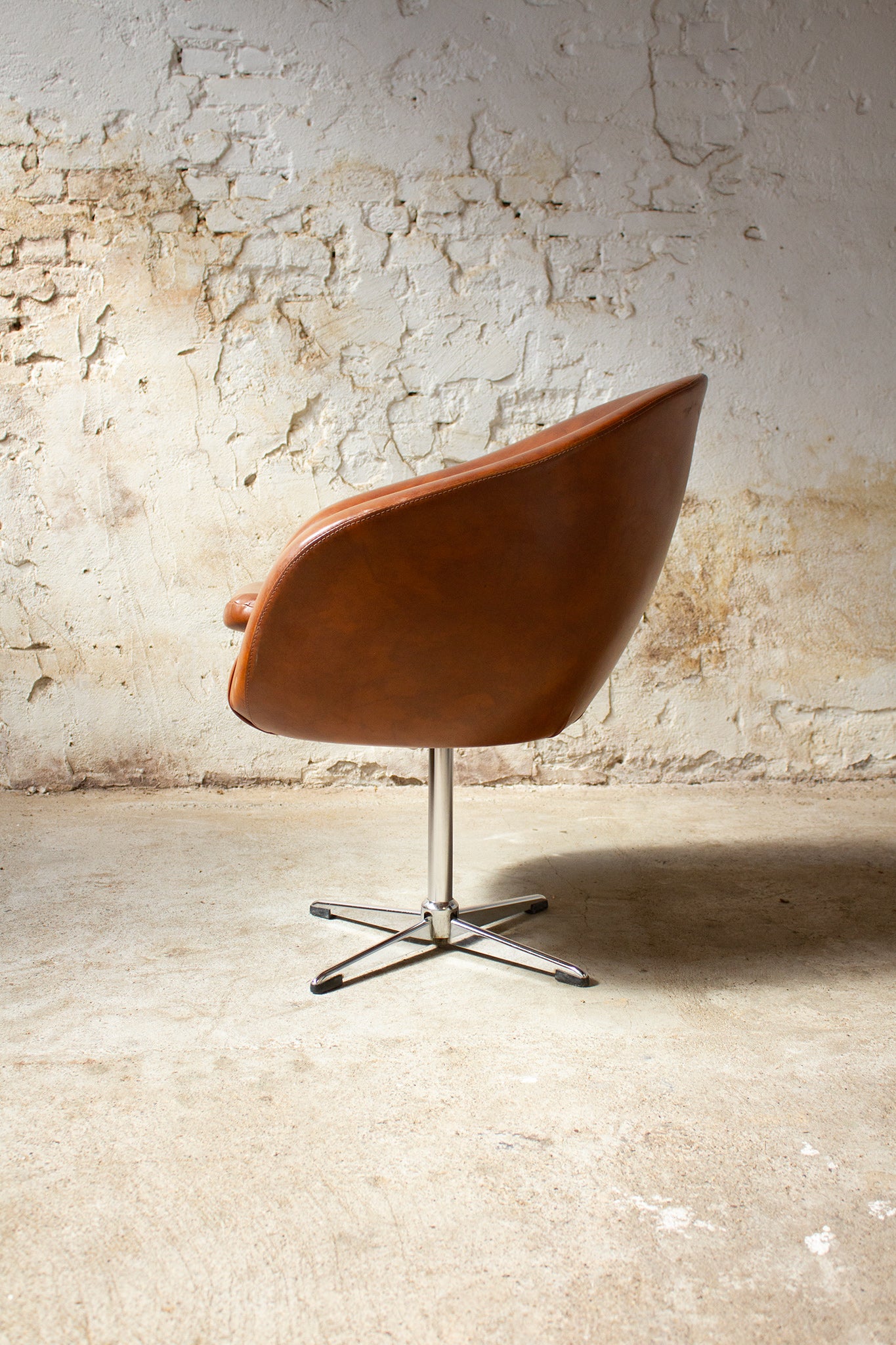 70's fauteuil / swivel chair bruin skai leer
