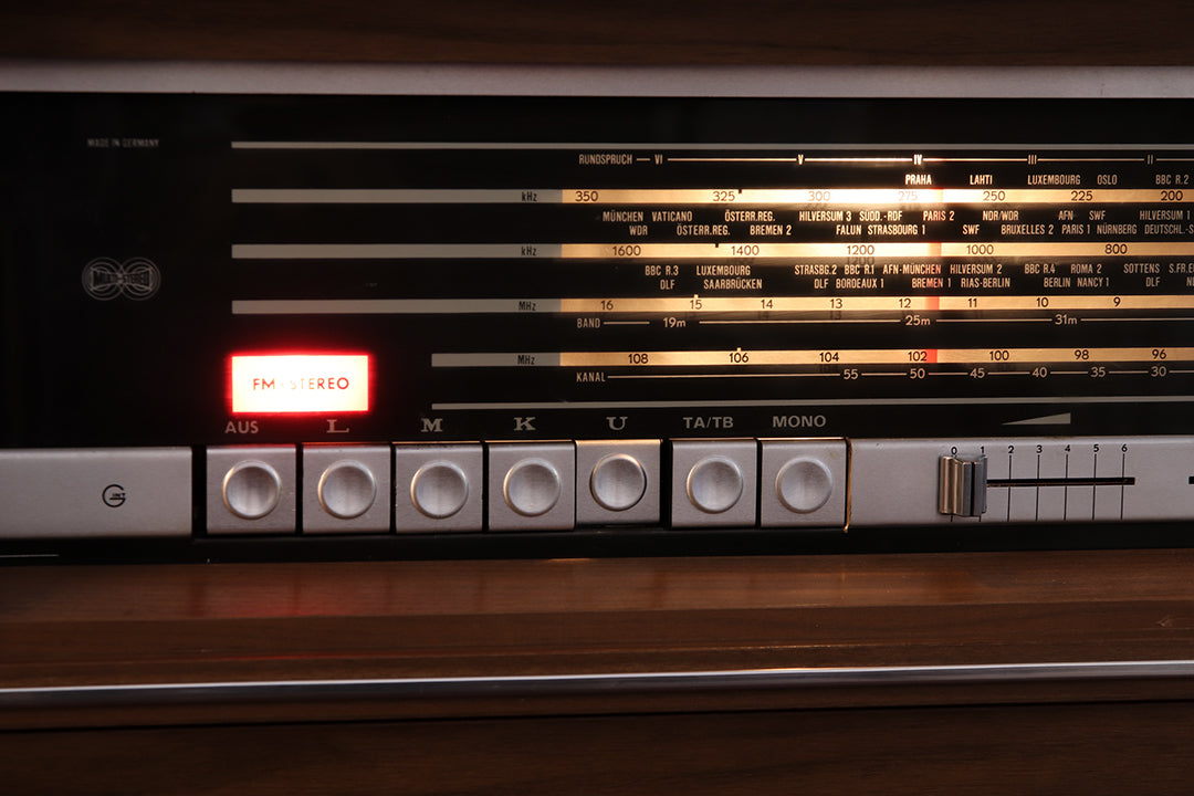 70s Grundig 8074ST radiokast met platenspeler