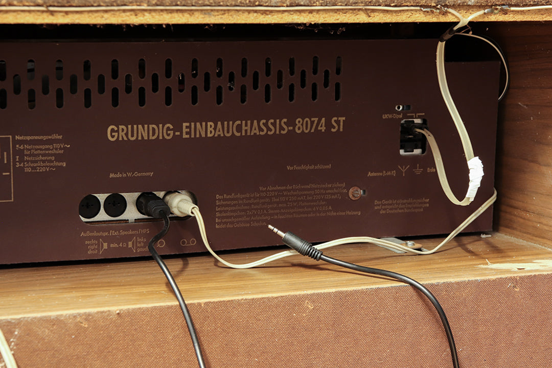 70s Grundig 8074ST radiokast met platenspeler