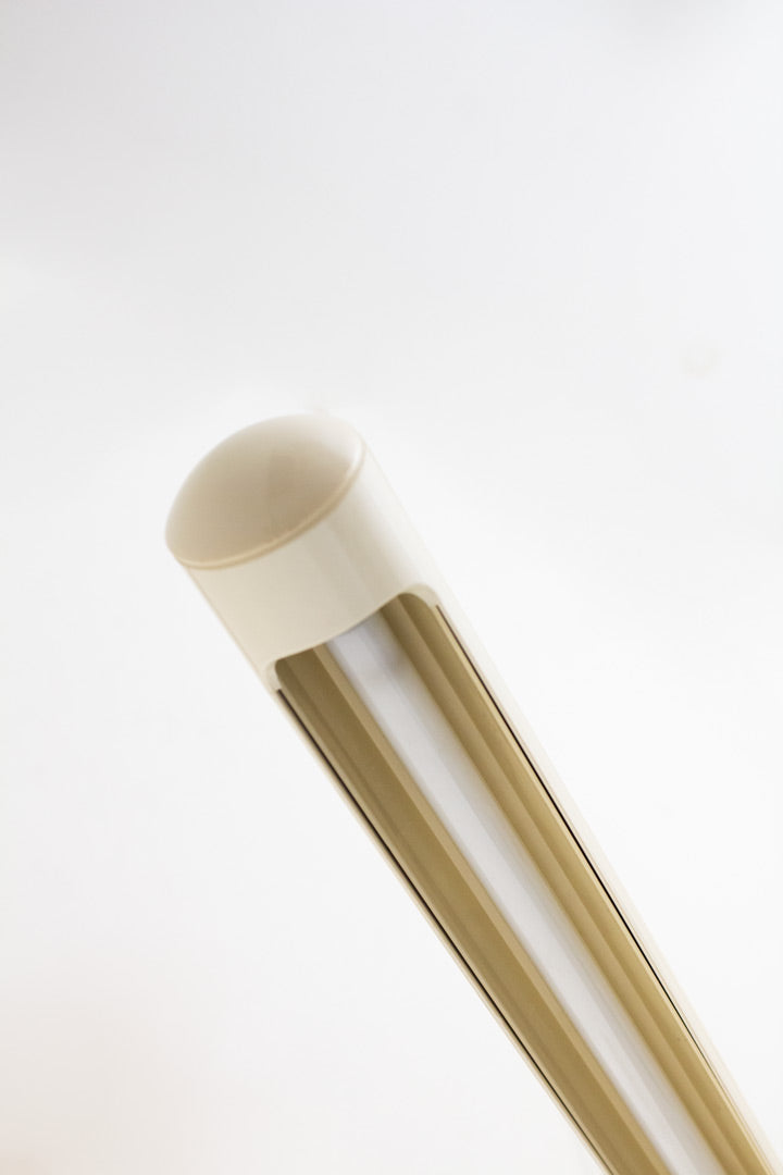 70's witte tube bureaulamp voor Atelje Lyktan