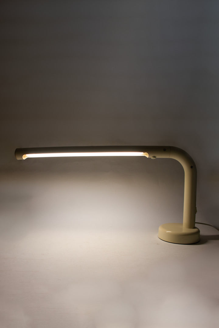 70's witte tube bureaulamp voor Atelje Lyktan