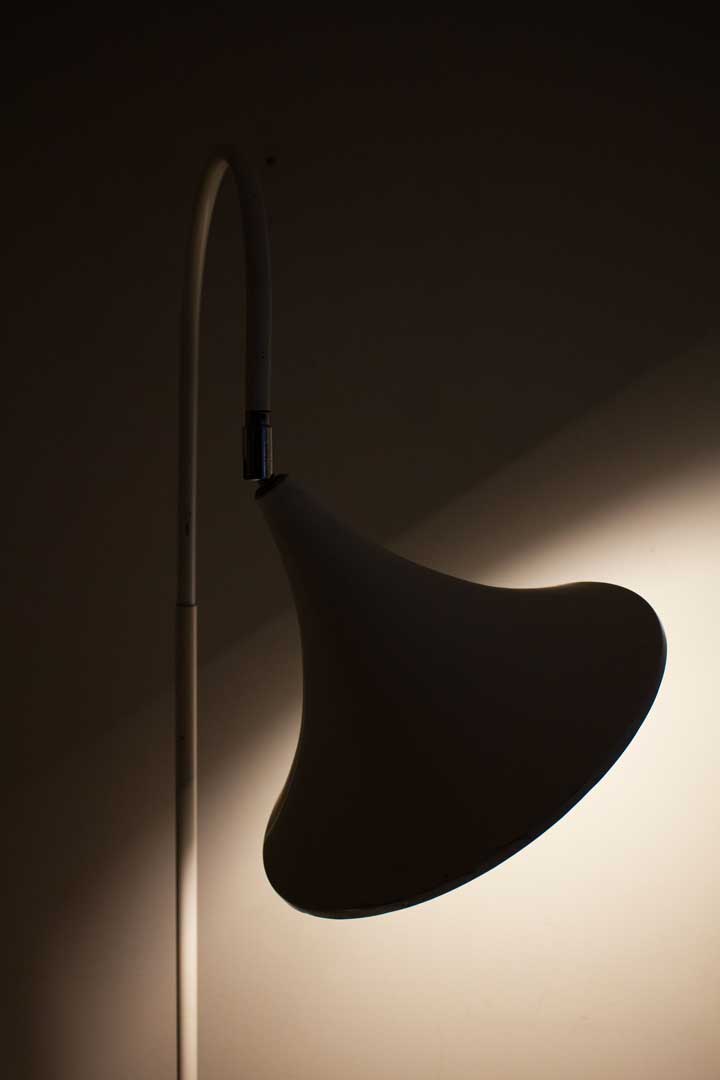 80's Herda vloerlamp wit met trompetvormig kap
