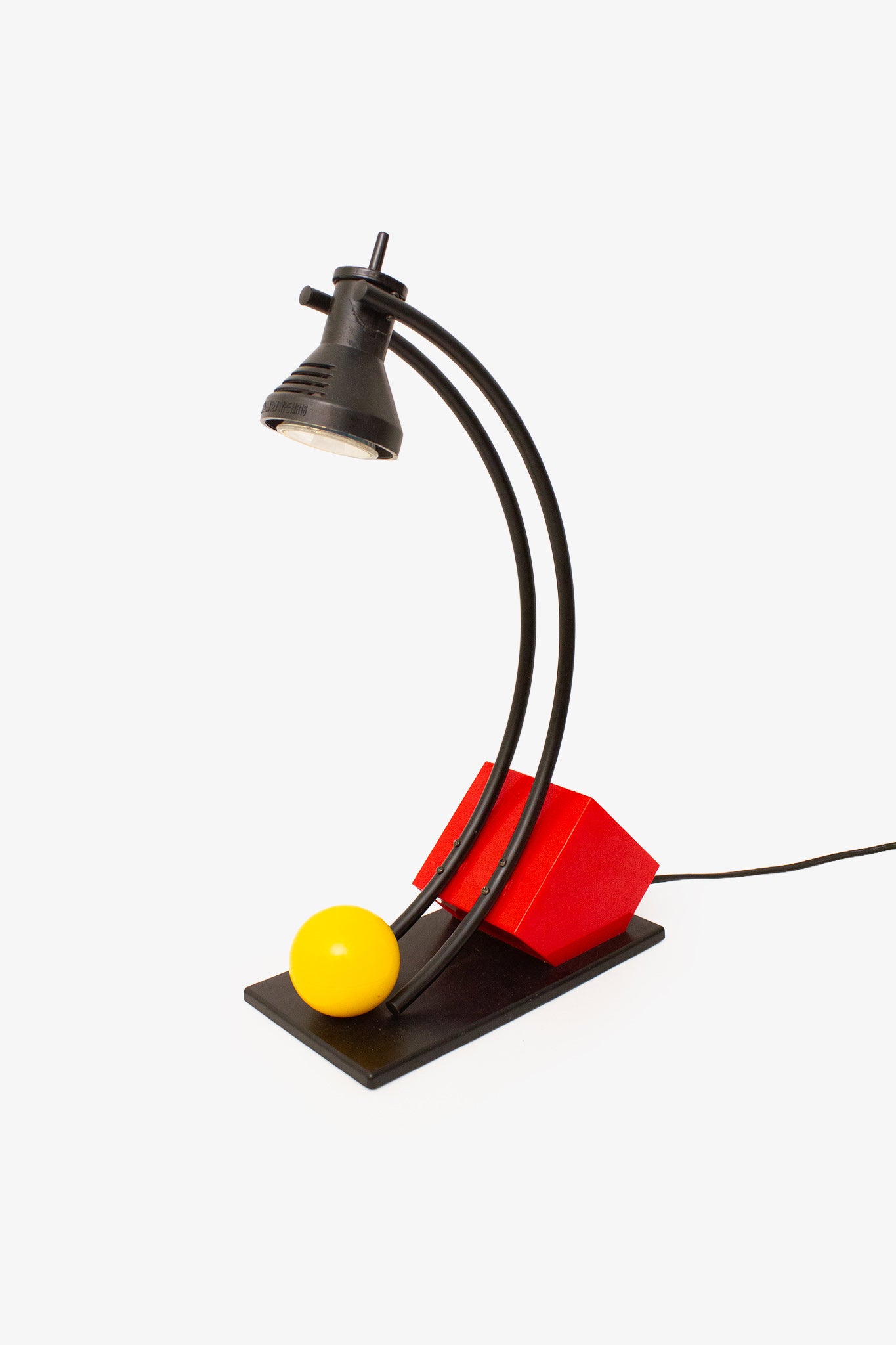 Zwarte 90s memphis-style bureaulamp met gele bal en rode kubus