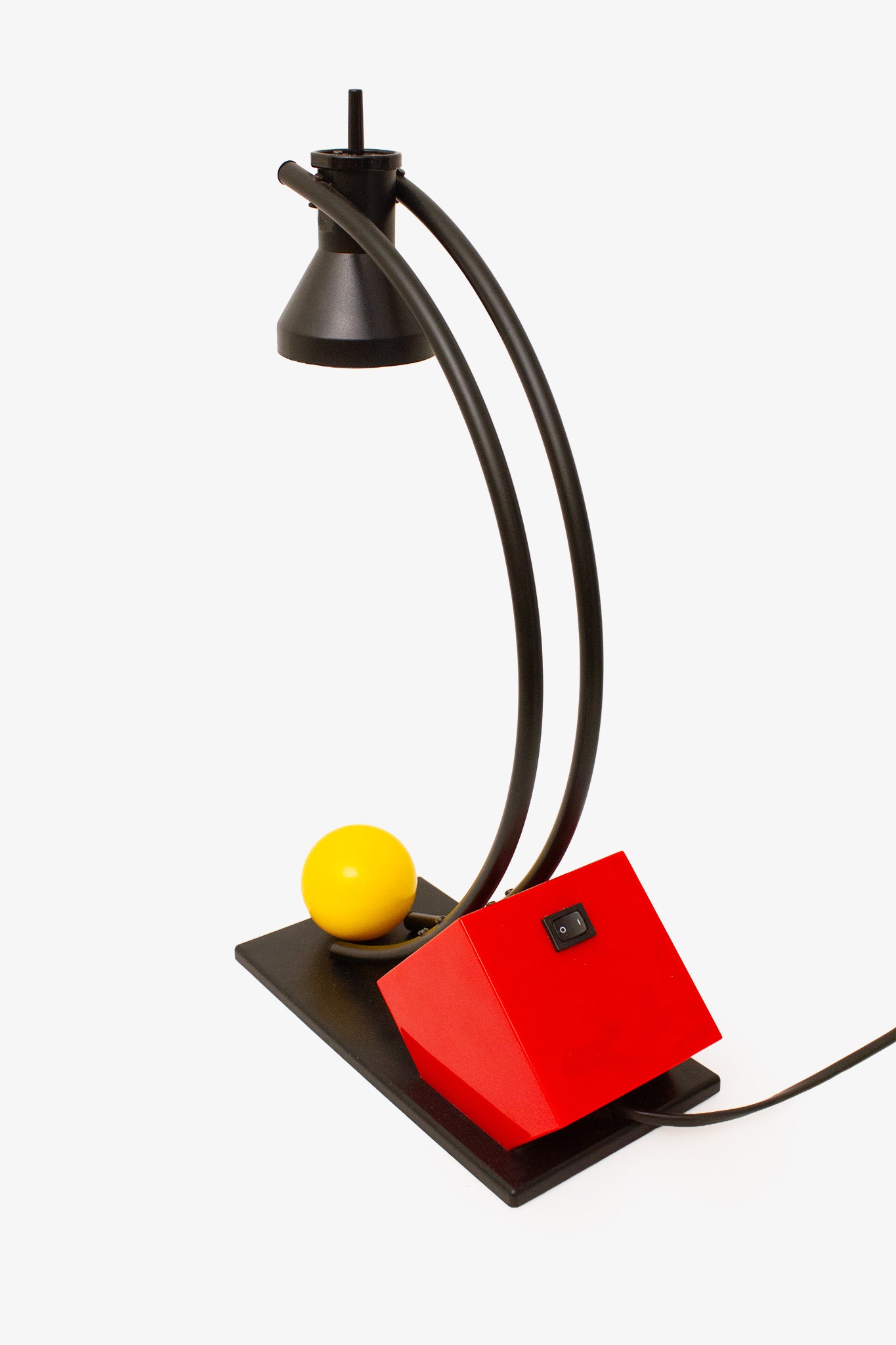 Zwarte 90s memphis-style bureaulamp met gele bal en rode kubus