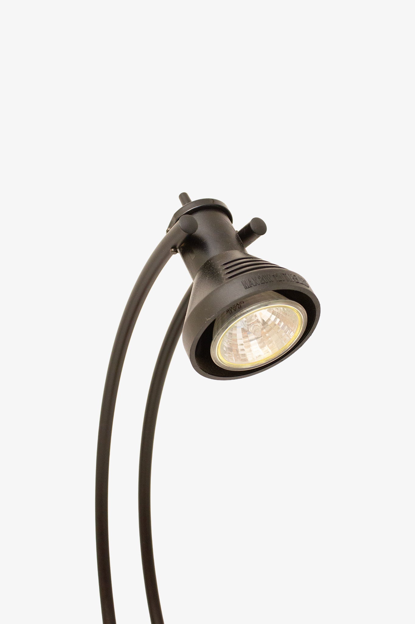 Zwarte 90s memphis-style bureaulamp met gele bal en rode kubus