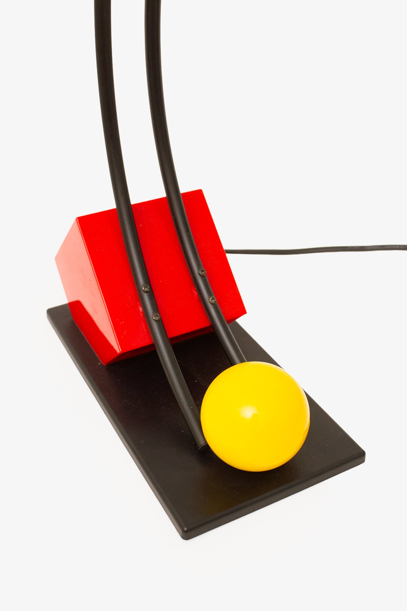 Zwarte 90s memphis-style bureaulamp met gele bal en rode kubus