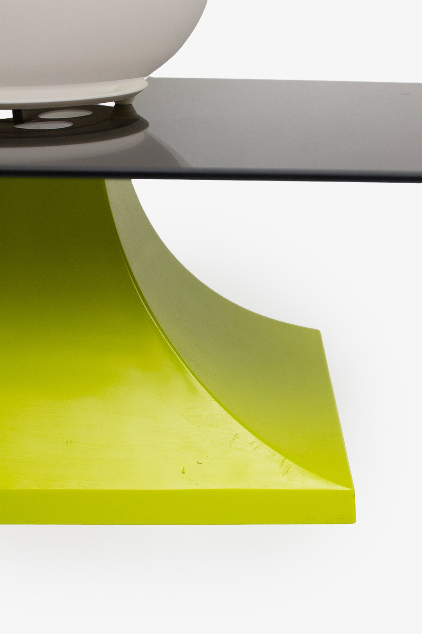 Jaren 90 Memphis stijl inspired lamp op bijzettafeltje