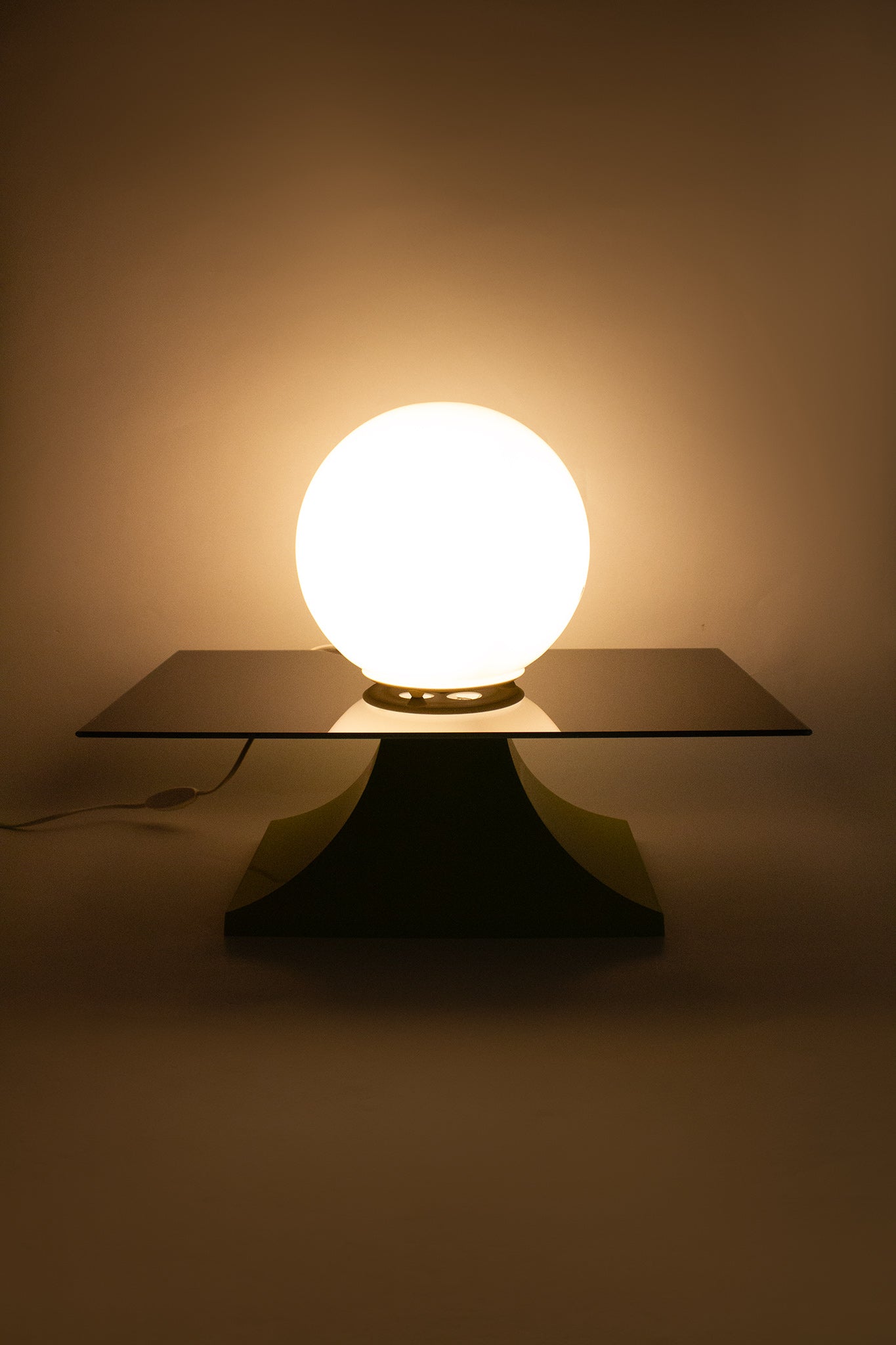 Jaren 90 Memphis stijl inspired lamp op bijzettafeltje
