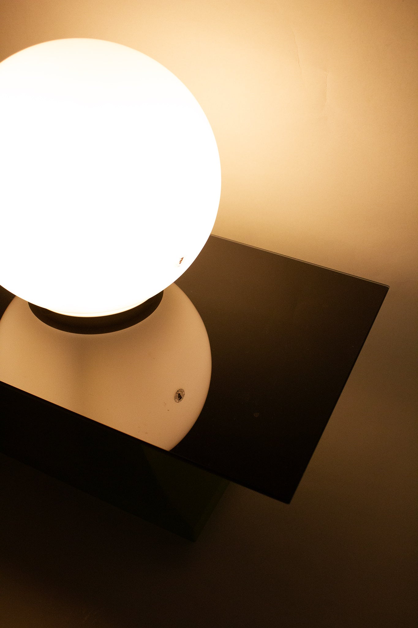 Jaren 90 Memphis stijl inspired lamp op bijzettafeltje