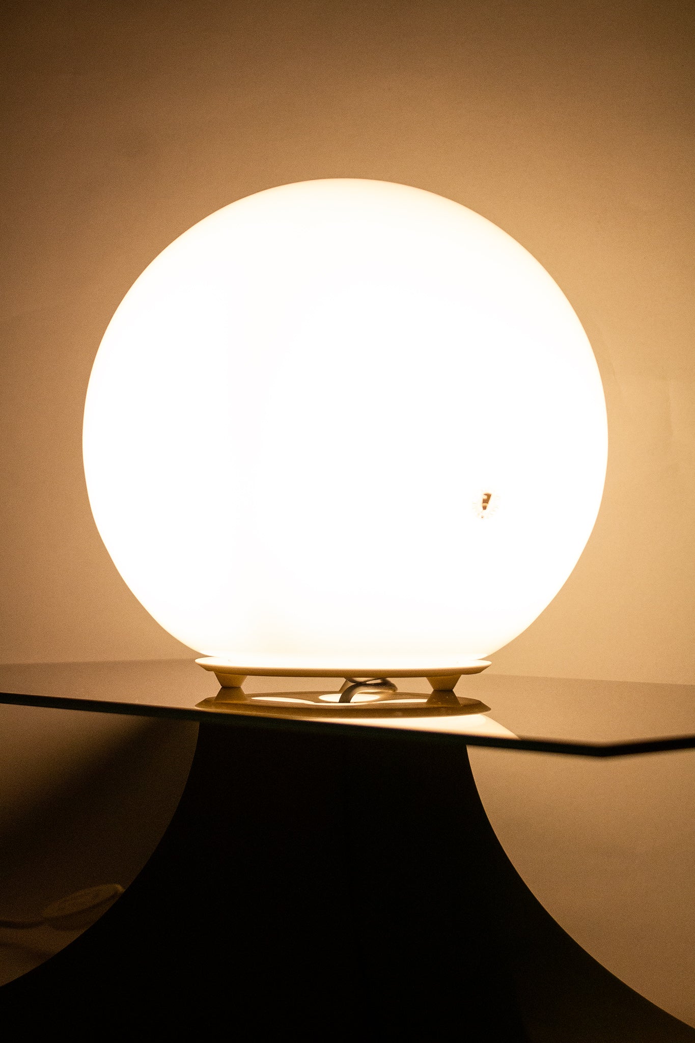 Jaren 90 Memphis stijl inspired lamp op bijzettafeltje