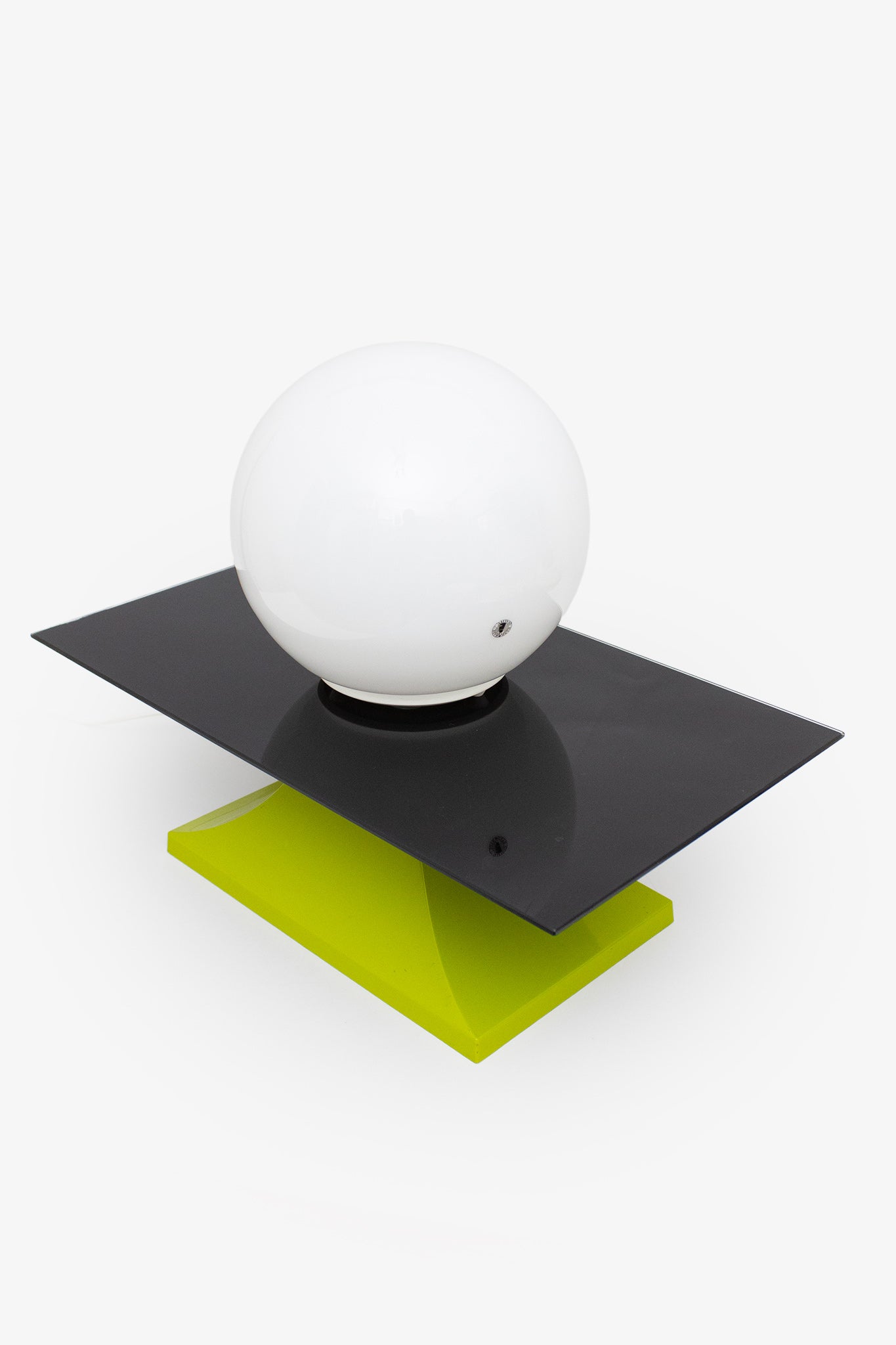 Jaren 90 Memphis stijl inspired lamp op bijzettafeltje