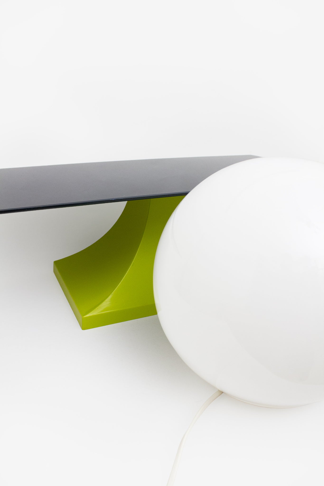 Jaren 90 Memphis stijl inspired lamp op bijzettafeltje