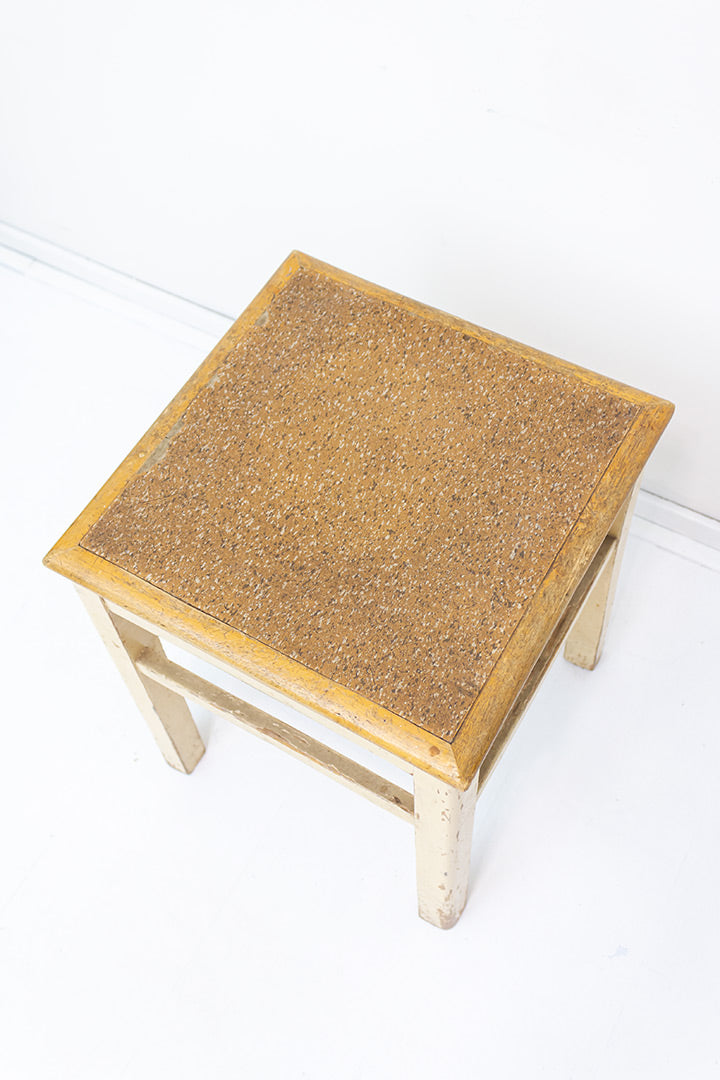 Antiek krukje of plantentafel van hout vierkant