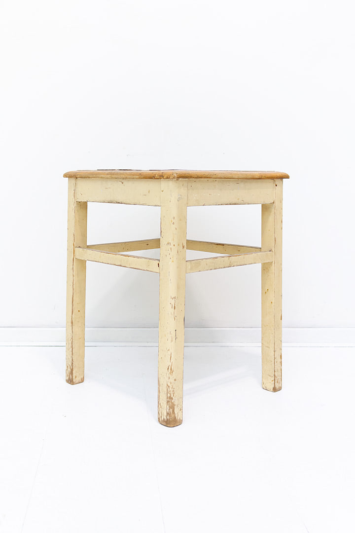 Antiek krukje of plantentafel van hout vierkant
