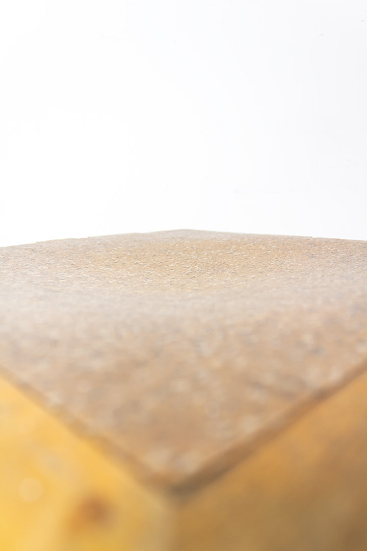Antiek krukje of plantentafel van hout vierkant