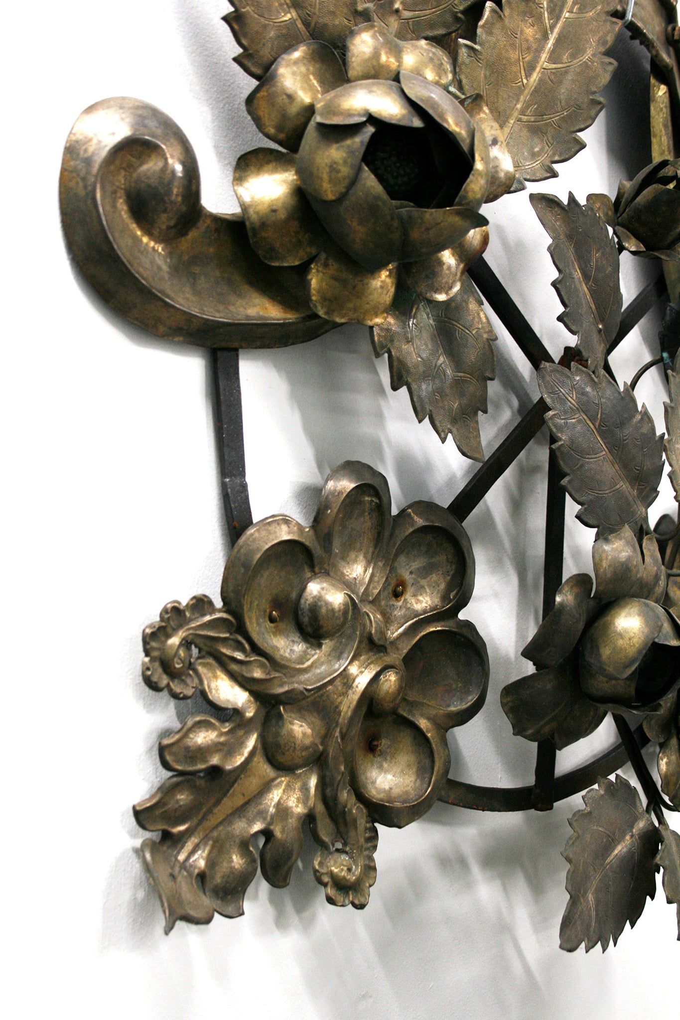 Antiek metalen wandornament met handgemaakte bloemen en kroon