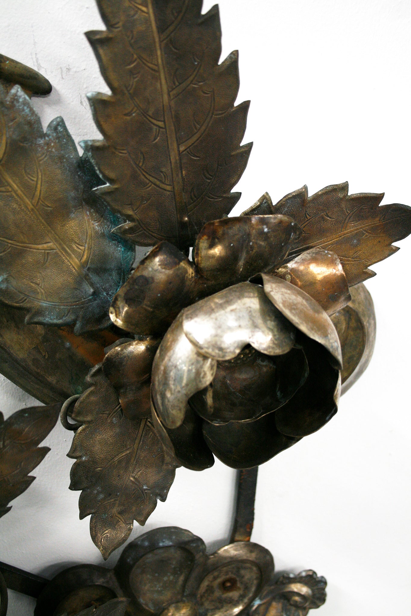 Antiek metalen wandornament met handgemaakte bloemen en kroon