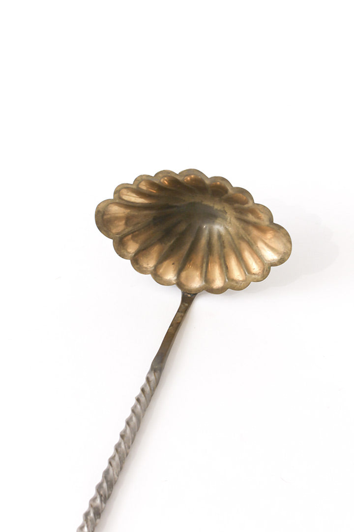 Antieke punchlepel in de vorm van een schelp