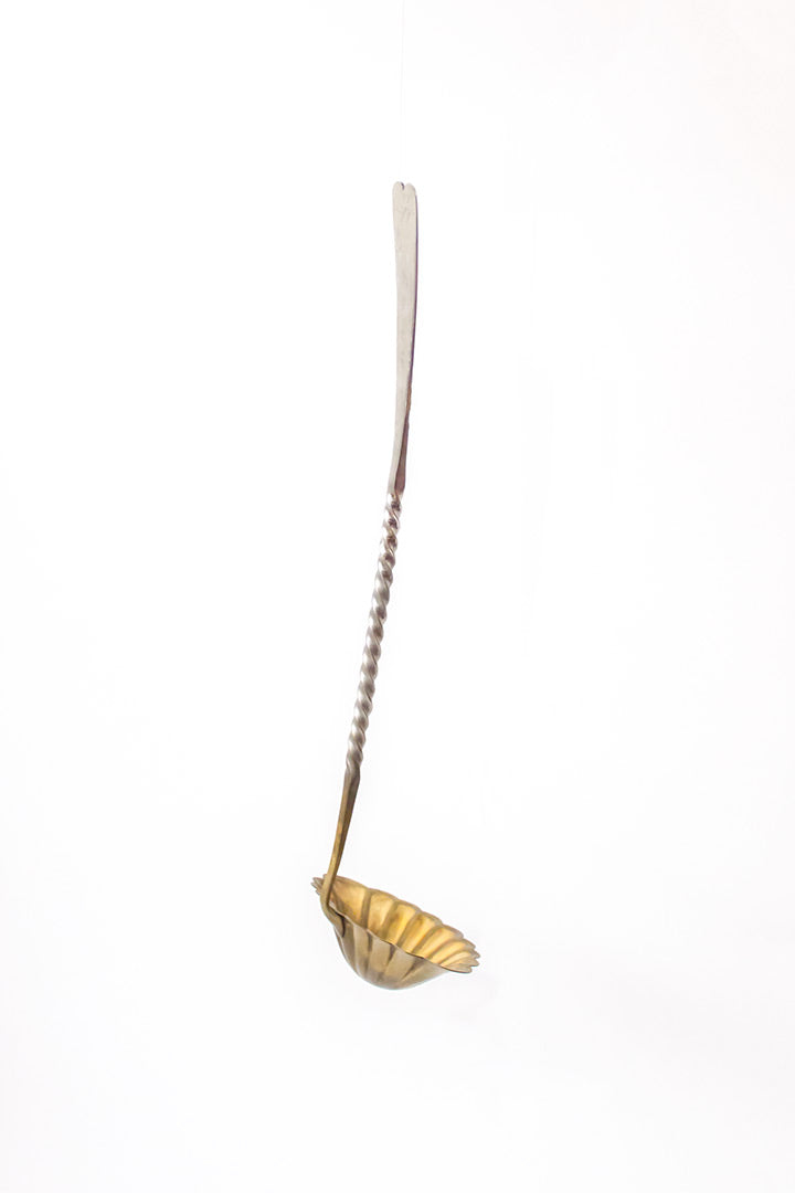 Antieke punchlepel in de vorm van een schelp