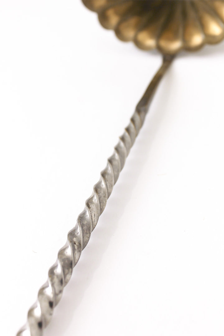 Antieke punchlepel in de vorm van een schelp