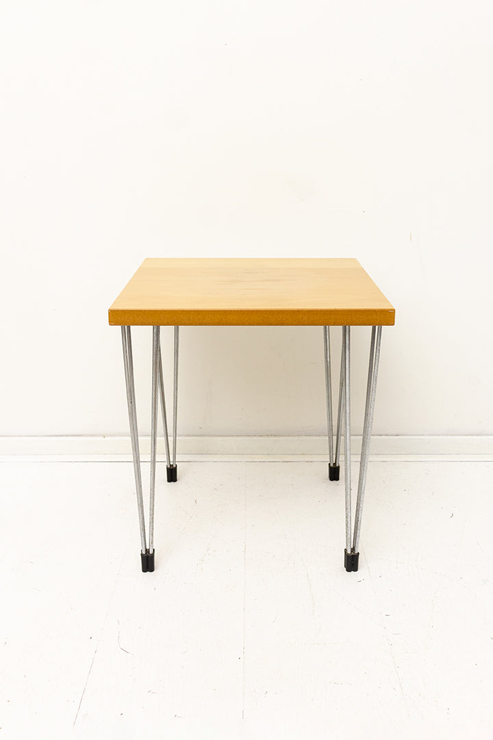 Arne Jacobsen bijzettafel met houten blad en hairpin poten