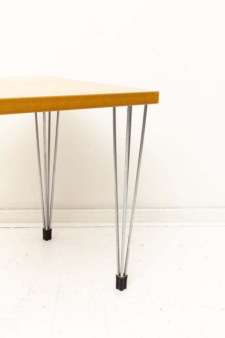 Arne Jacobsen bijzettafel met houten blad en hairpin poten