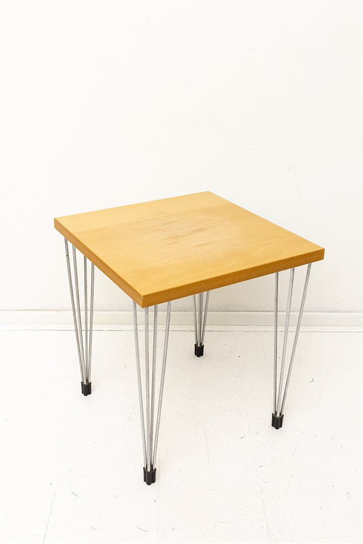 Arne Jacobsen bijzettafel met houten blad en hairpin poten