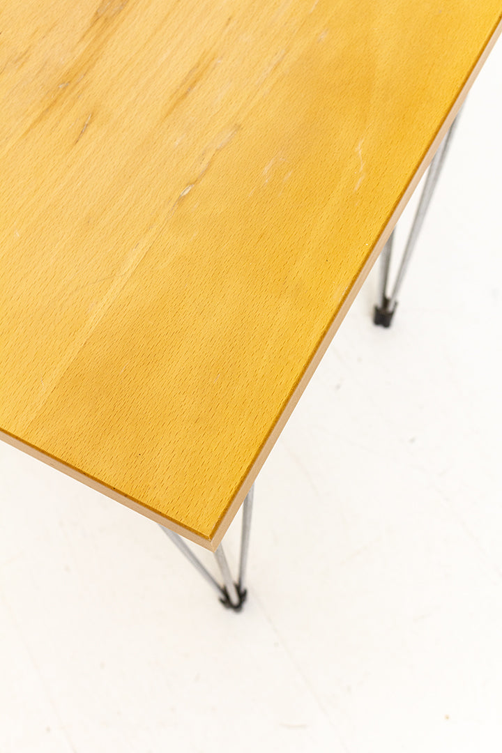 Arne Jacobsen bijzettafel met houten blad en hairpin poten