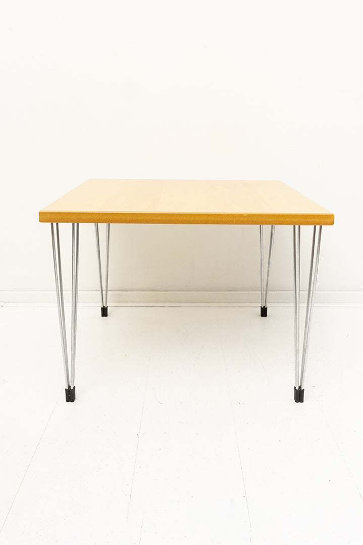 Arne Jacobsen salontafel met houten blad en hairpin poten jaren 70