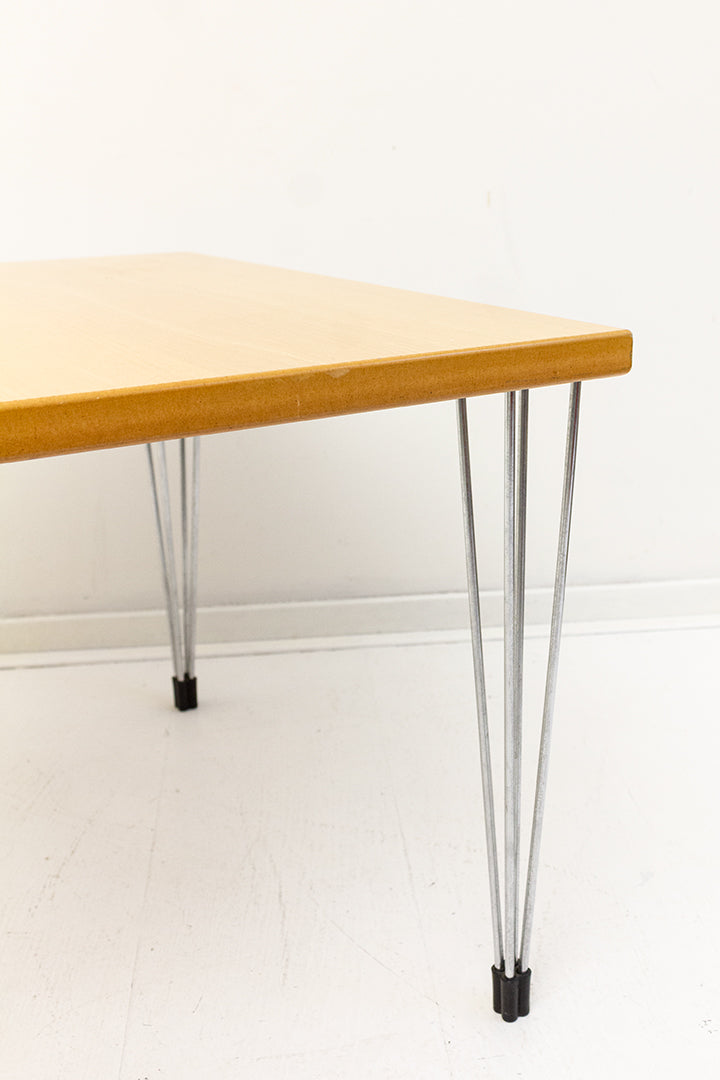 Arne Jacobsen salontafel met houten blad en hairpin poten jaren 70