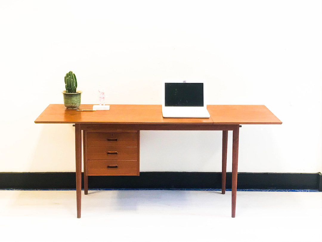 Arne Vodder vintage bureau van teakhout fineer met inklapbaar blad Deens design uit de jaren '60