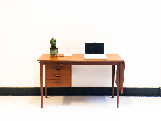 Arne Vodder vintage bureau van teakhout fineer met inklapbaar blad Deens design uit de jaren '60