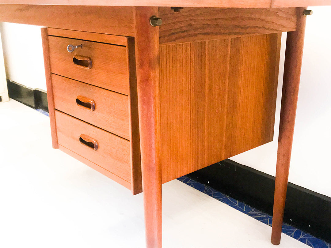 Arne Vodder vintage bureau van teakhout fineer met inklapbaar blad Deens design uit de jaren '60