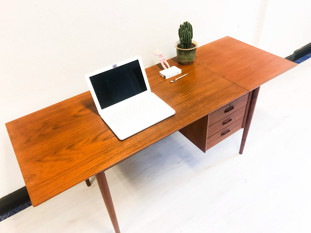 Arne Vodder vintage bureau van teakhout fineer met inklapbaar blad Deens design uit de jaren '60